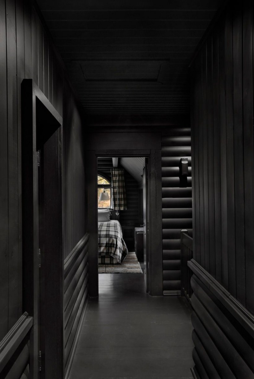 Черный дом внутри