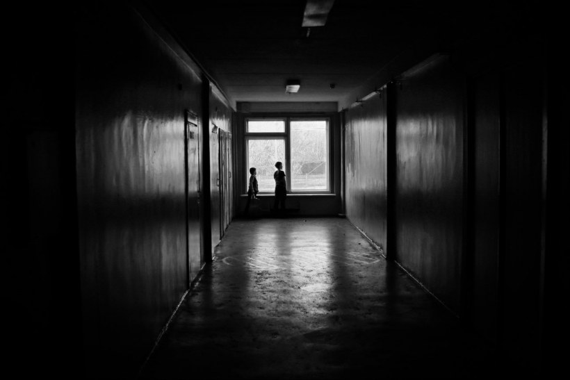 Тёмный школьный коридор