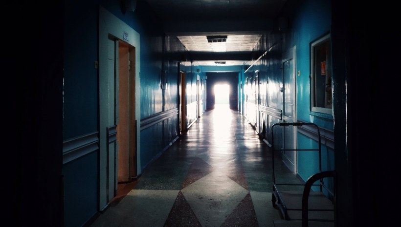Темный больничный коридор