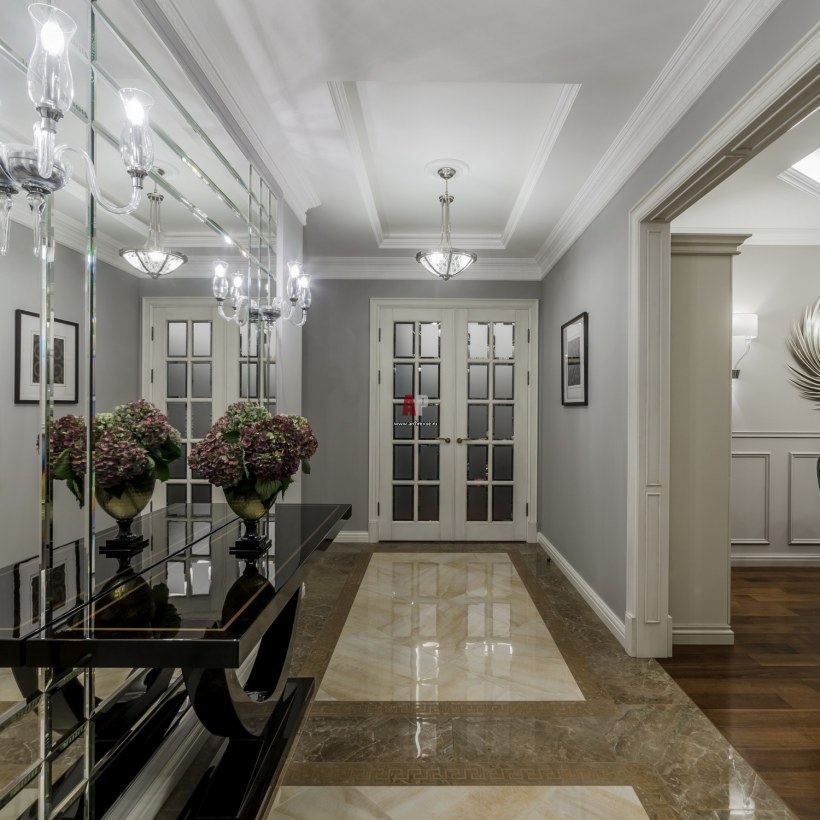 Зеркальное панно в коридоре