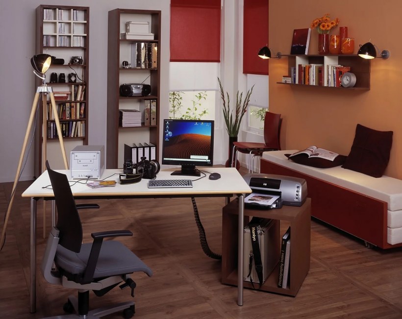 Рабочая обстановка в комнате