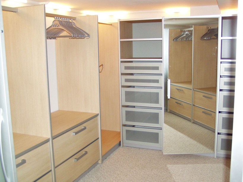 Гардеробная комната с антресолью