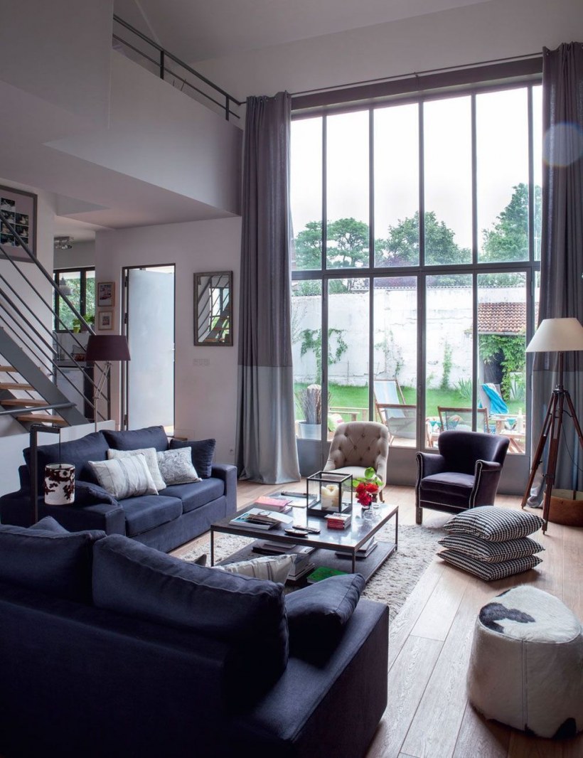 Гостиная с большим окном