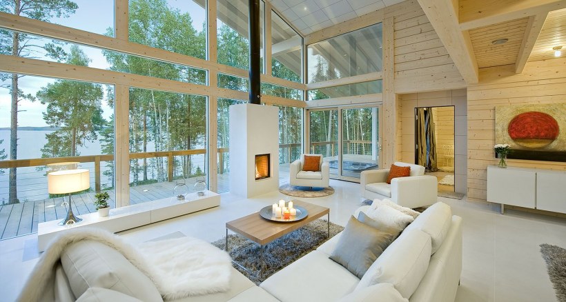 Деревянный дом с панорамными окнами
