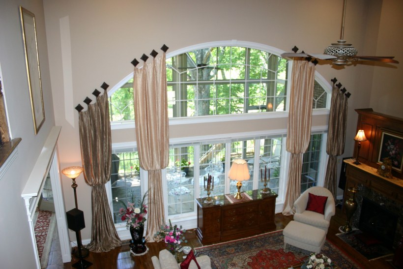 Шторы на арочные окна в современном стиле
