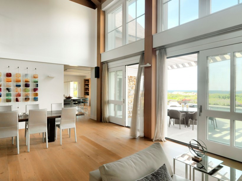 С панорамными окнами и высоким потолком