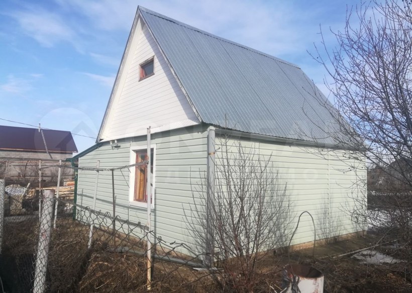 Вид из окна на сад