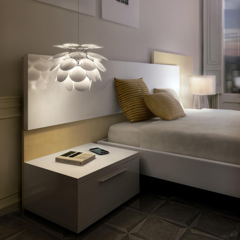 Подвесной светильник над прикроватной тумбочкой