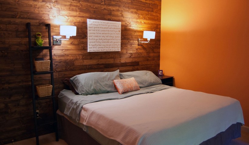 Светильники над кроватью в спальне