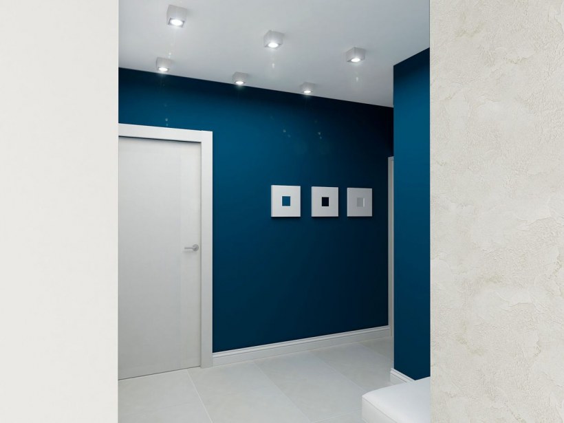 Синие стены в коридоре