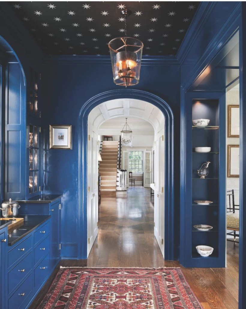 Синяя дверь в прихожей