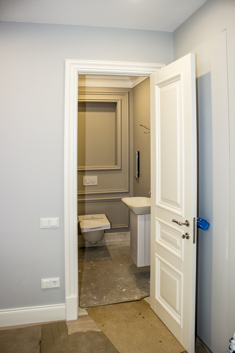 Двери в санузел из коридора