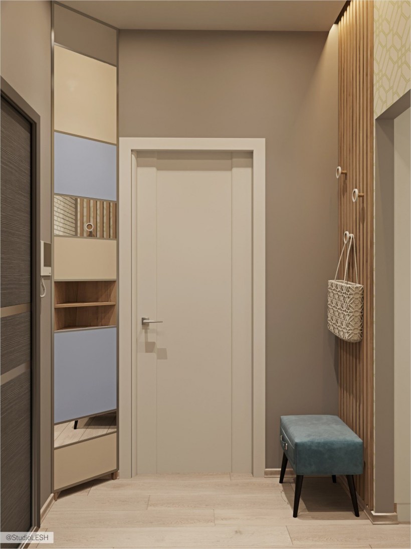 Двери в маленькой прихожей