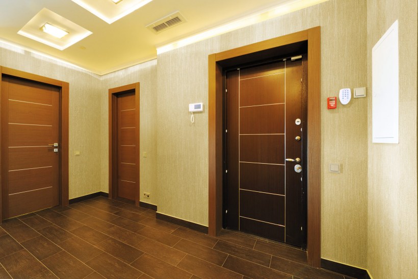 Входная дверь в коридоре