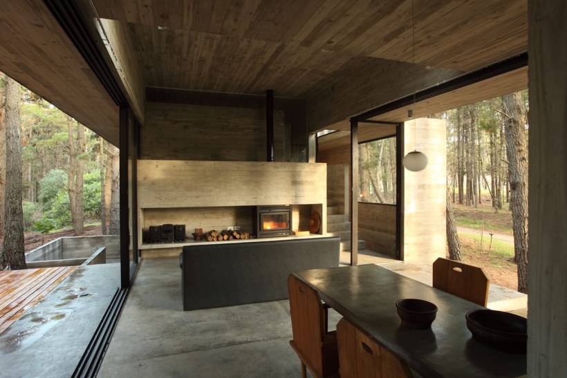 Интерьер современного дома в лесу