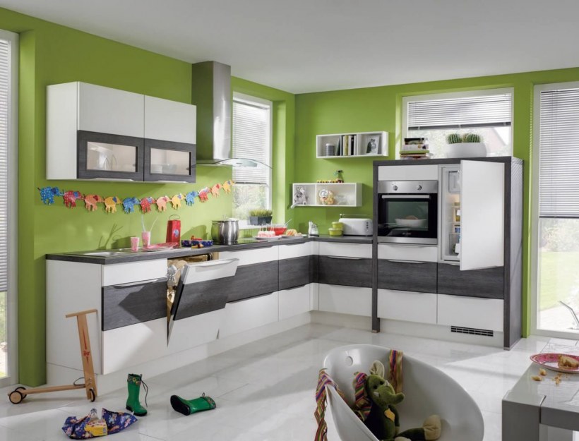 Белая кухня зеленые стены
