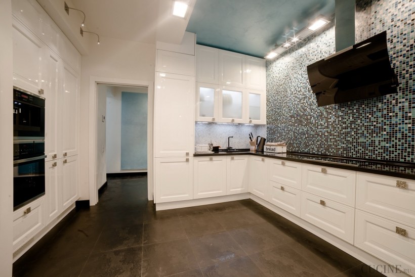 Интерьер кухни с белым гарнитуром