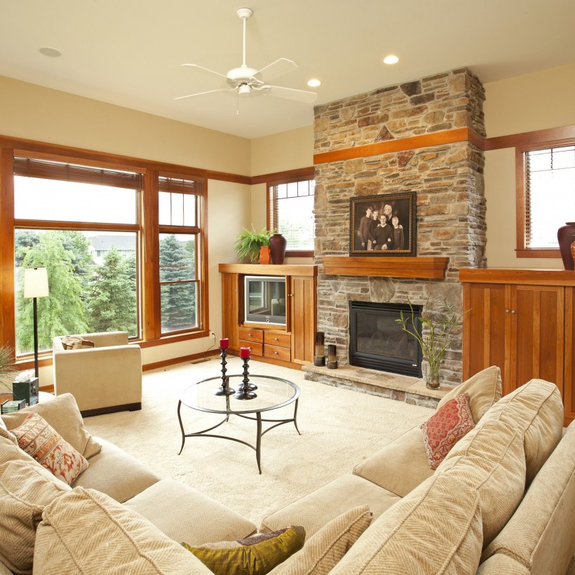 Современная гостиная с камином