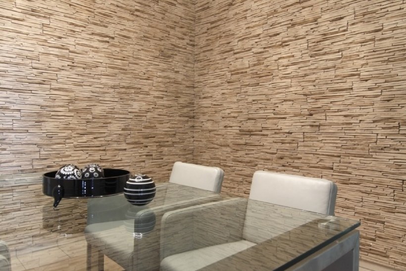 Белый декоративный камень в гостиной