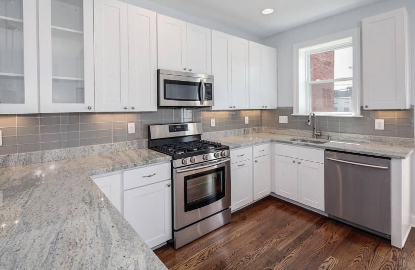 Серая кухня с белой столешницей