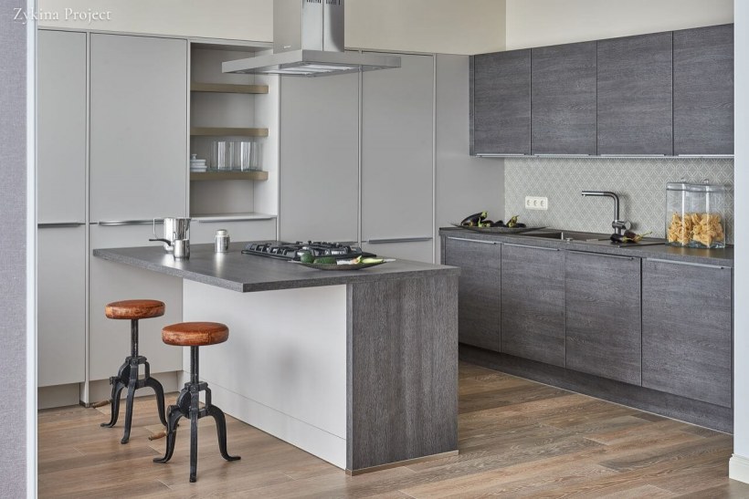 Кухонный гарнитур серый с деревом