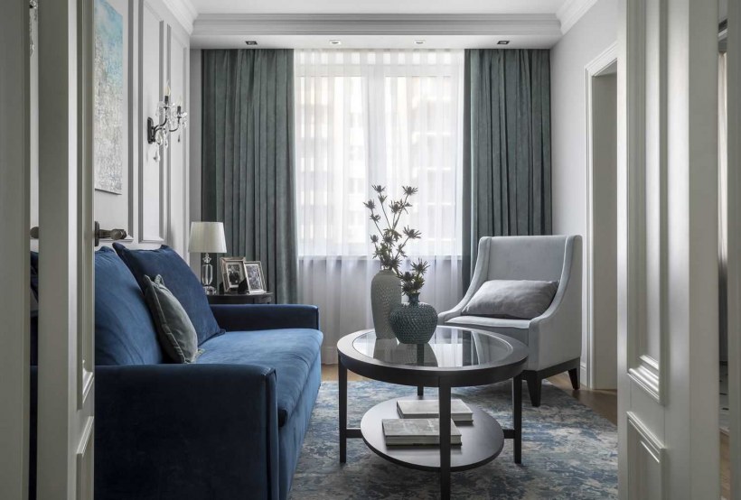 Интерьер комнаты с синими шторами