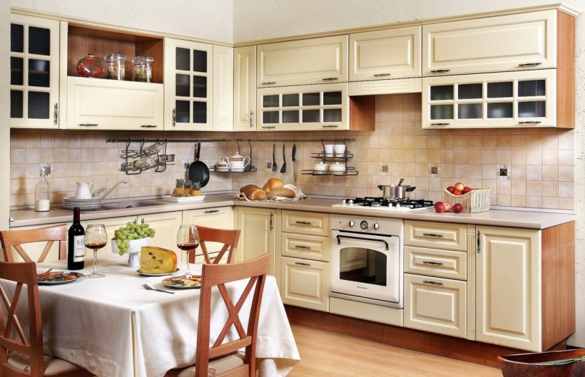 Кухонный гарнитур бежевого цвета