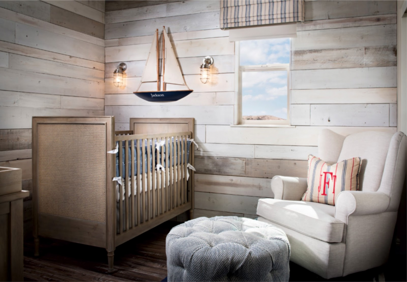 Детская комната с деревянной стеной