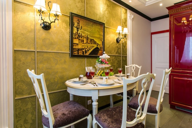 Молдинги в интерьере спальни