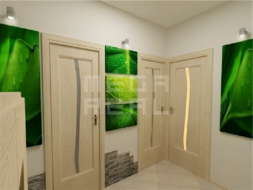 Декор зеленой стены в прихожей