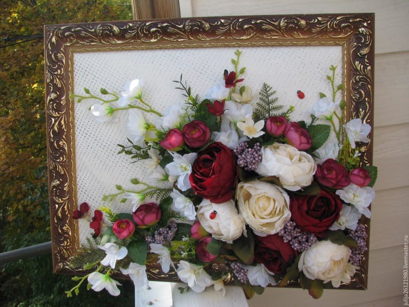 Настенное панно из искусственных цветов