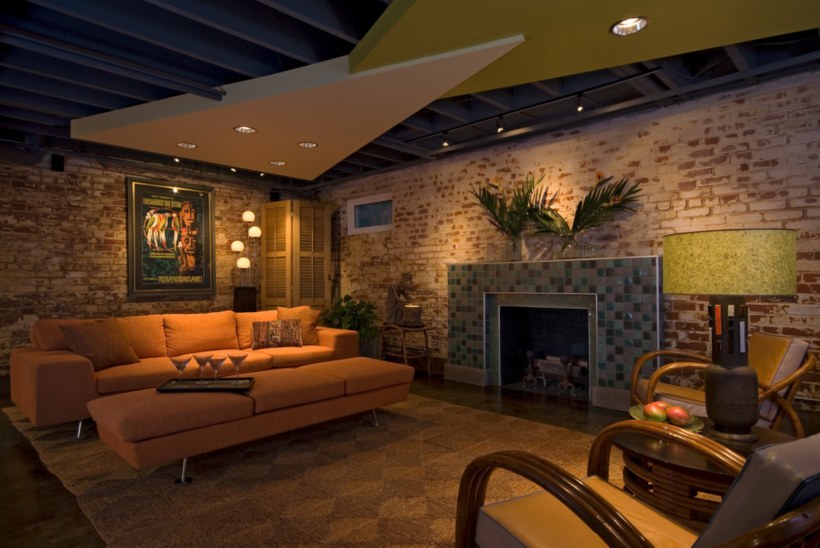 Интерьер подвала с низким потолком