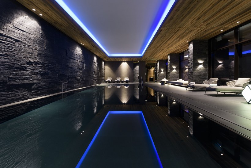 Освещение в помещение с бассейном