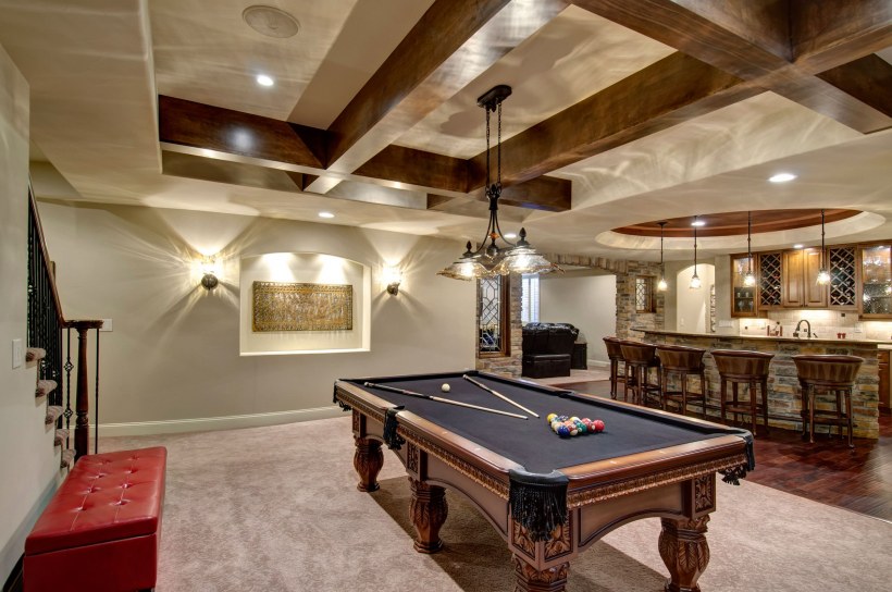 Потолок в бильярдной