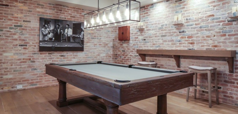 Подвальные игровые комнаты в стиле кирпича