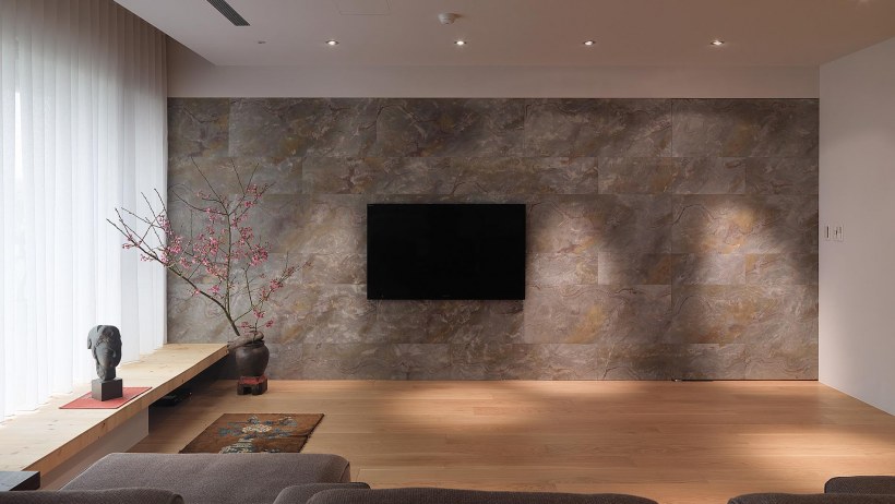 Декоративная штукатурка на стене в комнате