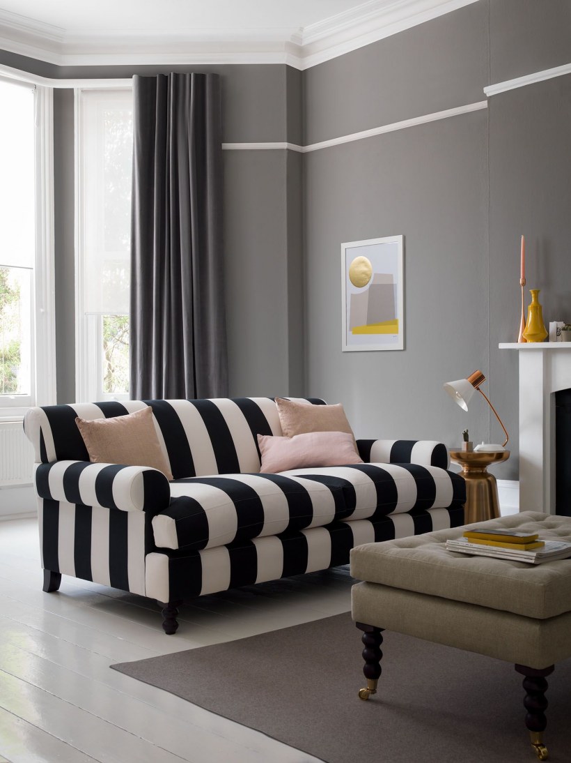Полосатый диван в интерьере
