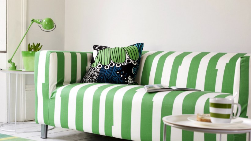 Зеленый диван в полоску