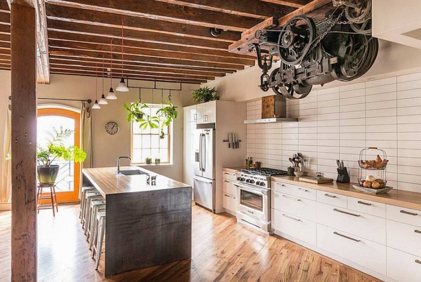 Интерьер кухни в стиле лофт с деревом
