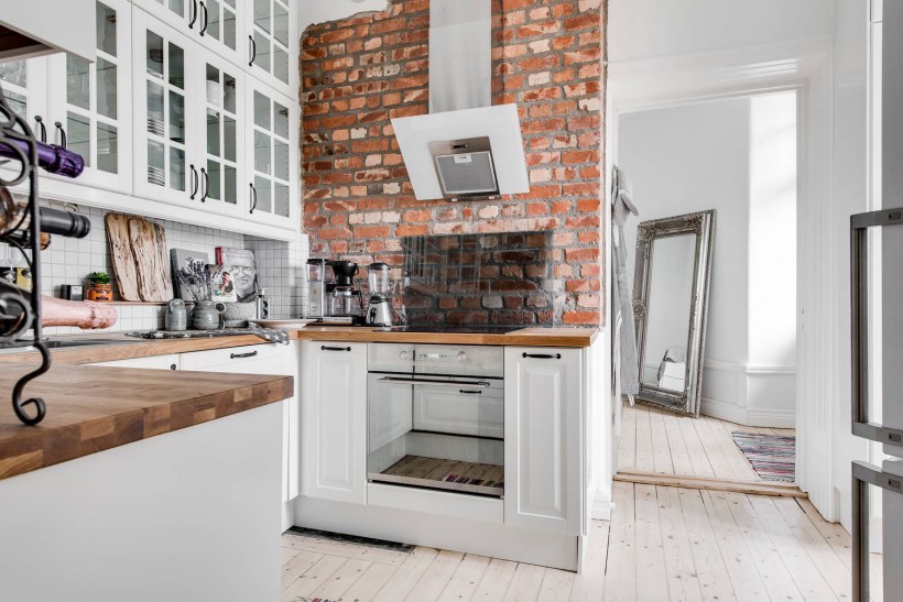 Белая кухня красный кирпич