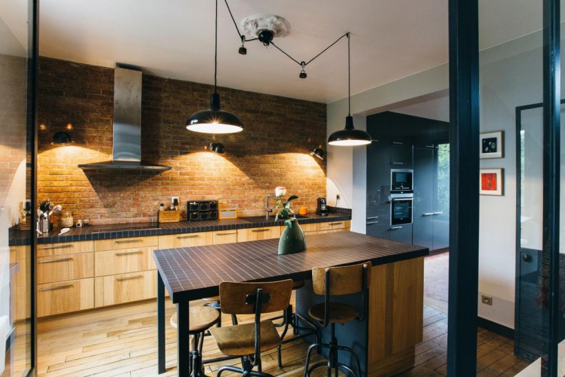 Светло коричневая кухня лофт