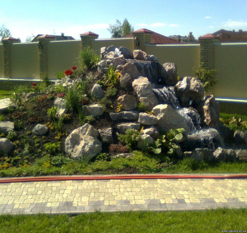 Маленький цветник с камнями