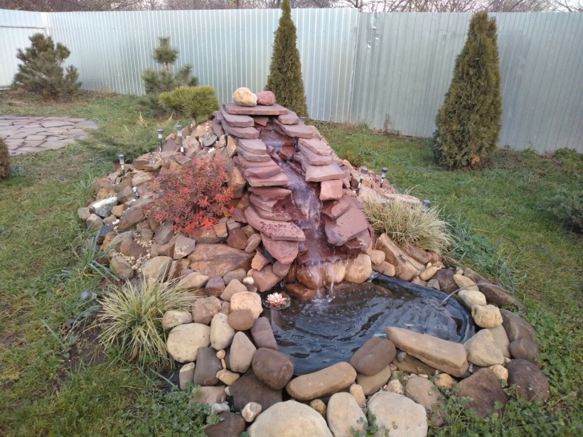 Украсить клумбу камнями