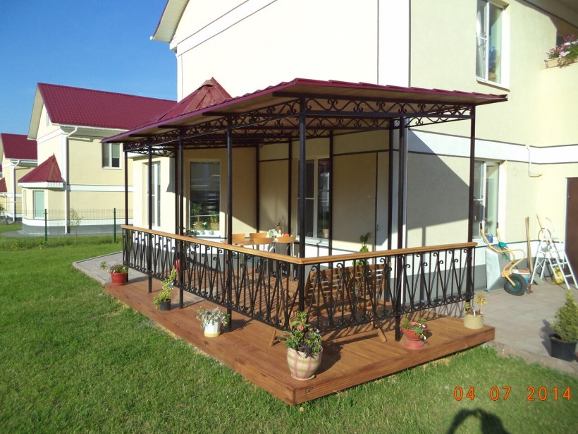 Пристроенное крыльцо беседка из металла