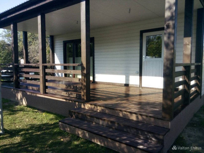 Открытая веранда к дому с горизонтальным