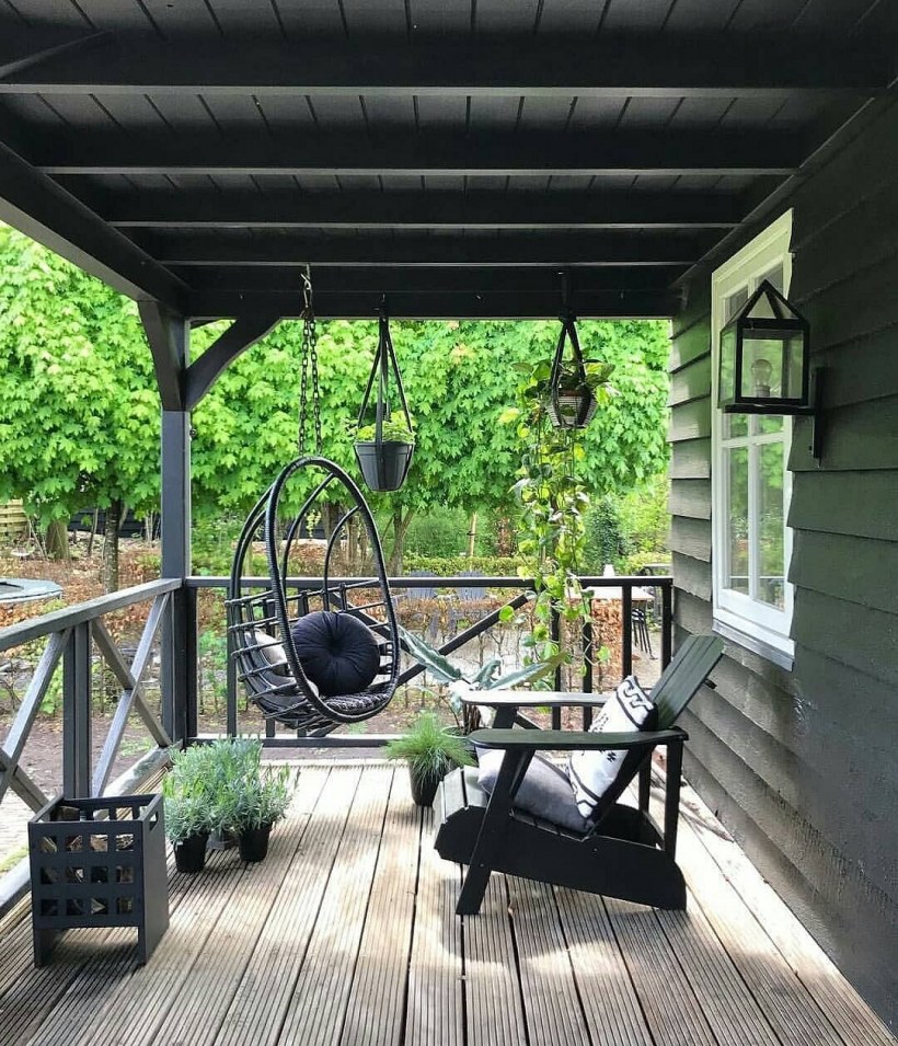 Терраса к дому с качелями