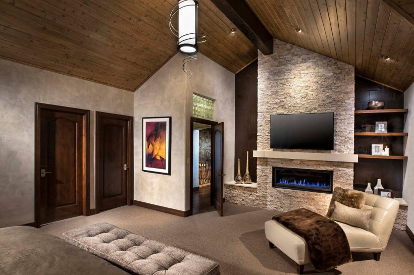 Мансардный потолок с балками