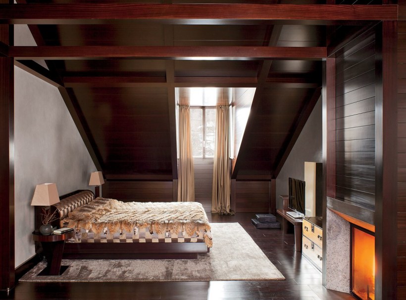 Гостиная в мансарде с камином