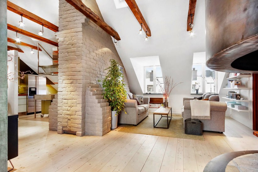 Стена с камином и телевизором в интерьере