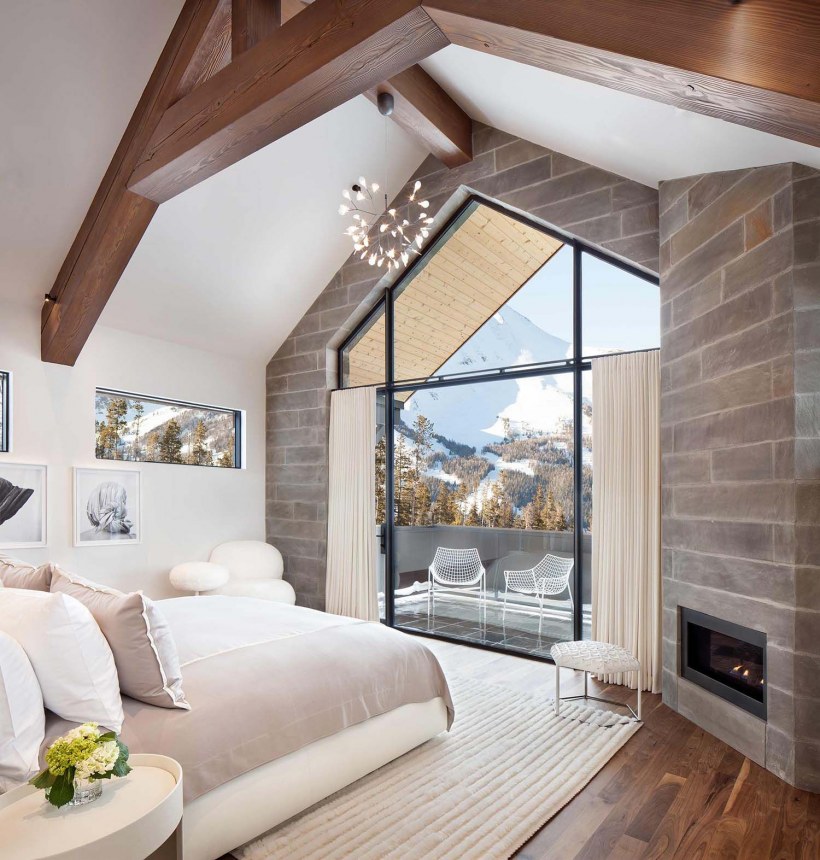 Средневековая спальня с камином в замке